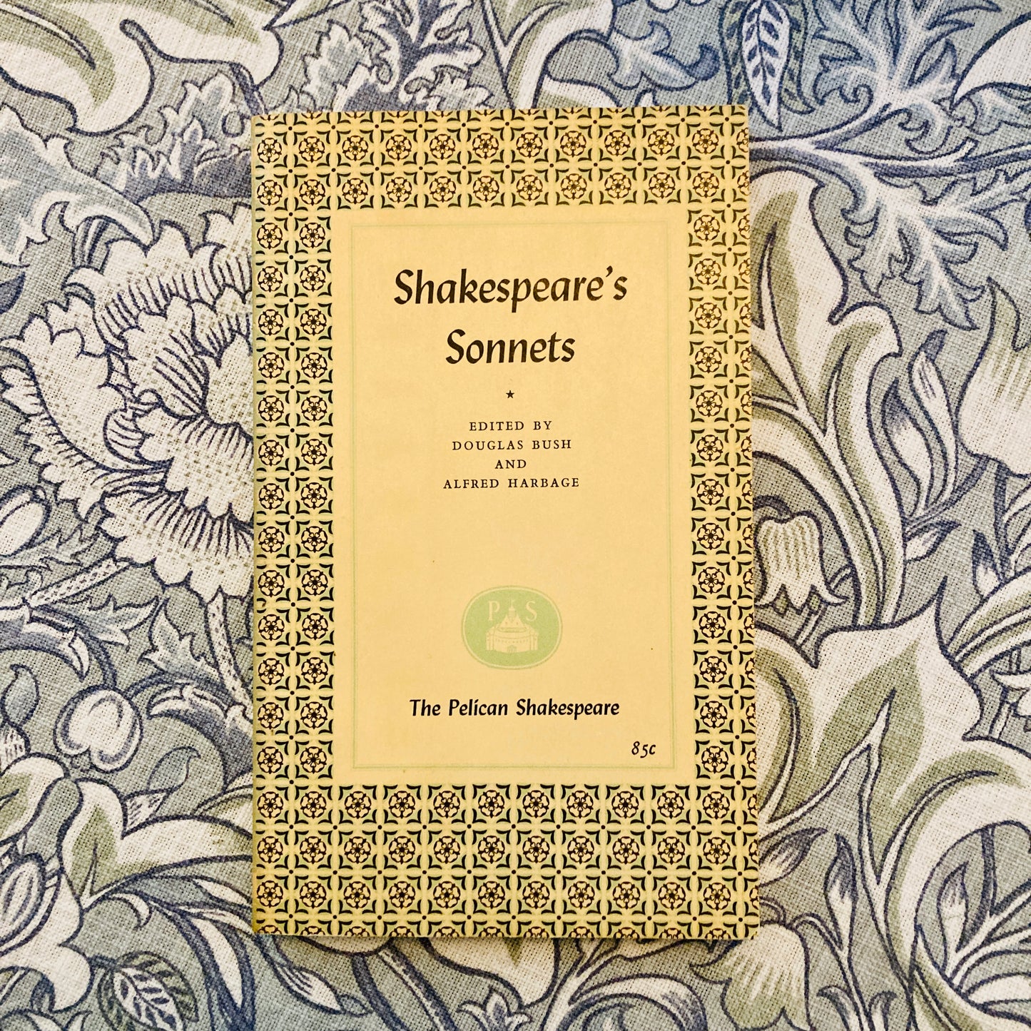 [THE PELICAN SHAKESPEARE, FIRST EDITION] Shakespeare, William: Shakespeare's Sonnets (Penguin Books, 1961)